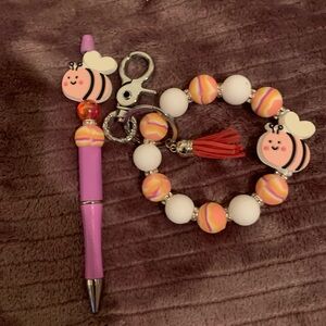 Beaded pen and keychain in nice color yellow and green. Very nice